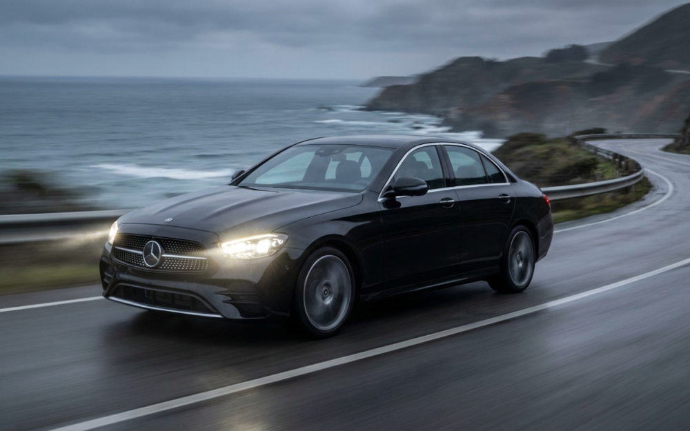 Véhicule VTC premium en déplacement pour transfert aéroport Marseille